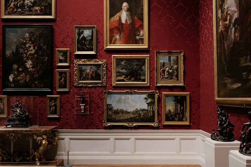 Visitantes en una exposición de arte