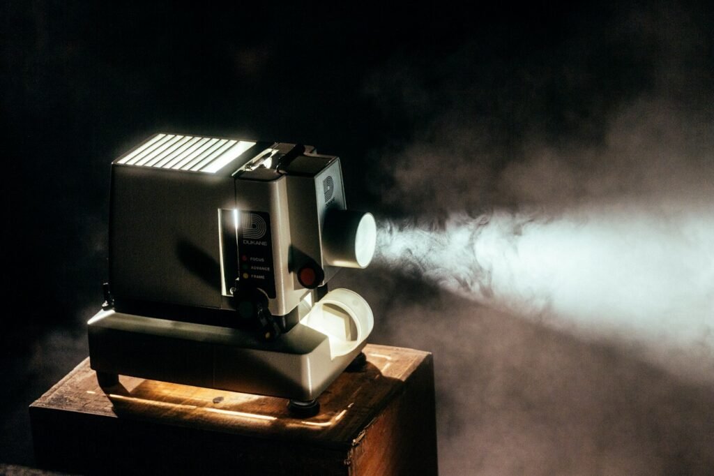 Proyector de cine iluminado, fotografía de Unsplash